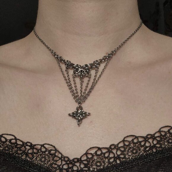 Silver shooting star necklace with a small silver chain - Picture 2 of 9